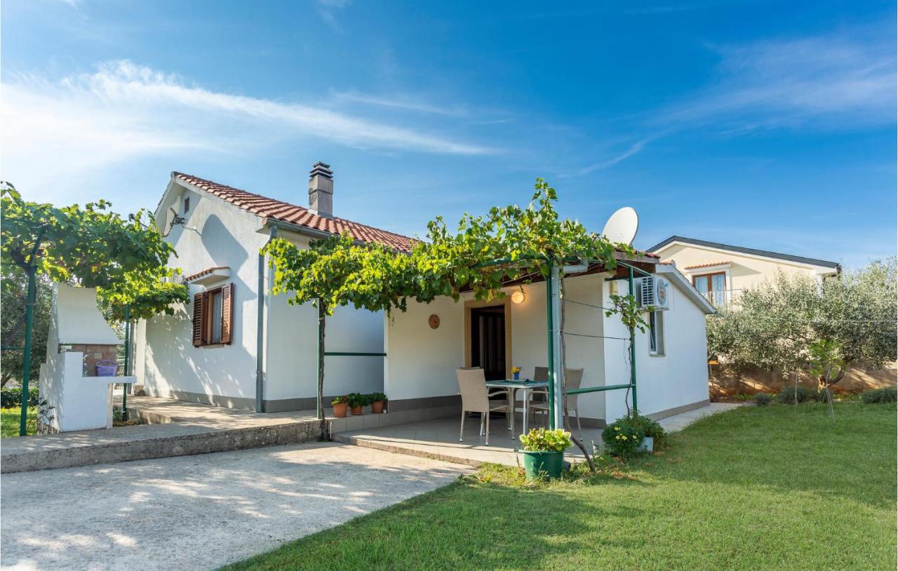 1 Bedroom Beautiful Apartment In Linardici Экстерьер фото