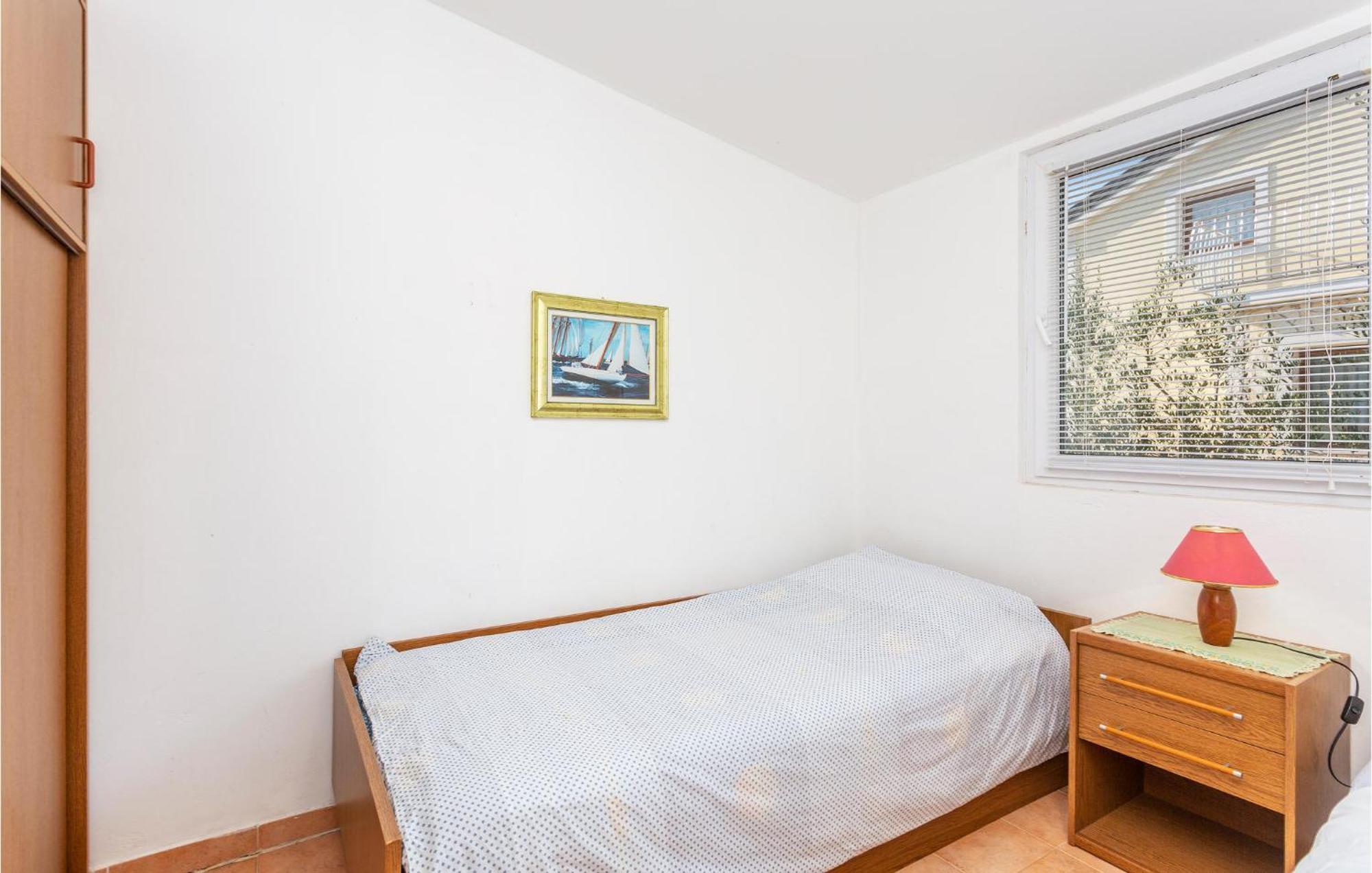 1 Bedroom Beautiful Apartment In Linardici Экстерьер фото